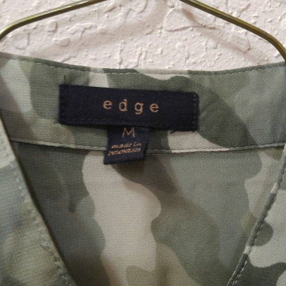 Sleeveless Blouse - Picture 2 of 4